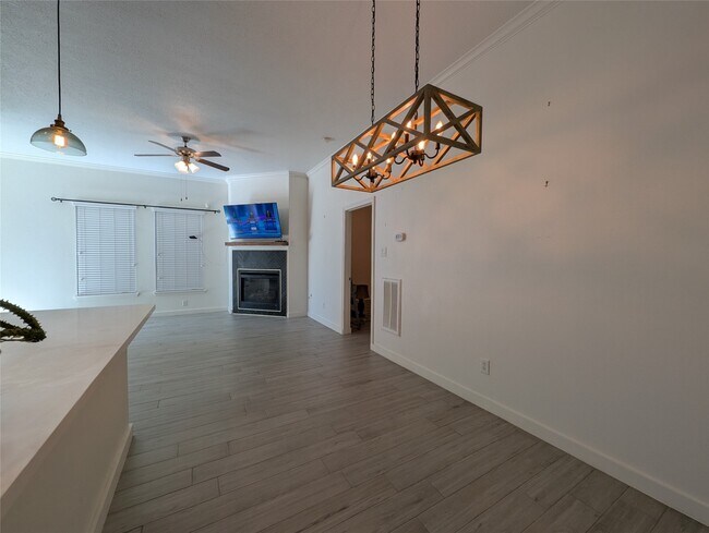 Building Photo - 913 Sweet Pine Dr