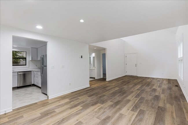 Building Photo - Newly Renovated + Sunny & Bright, 2 Bedroo...