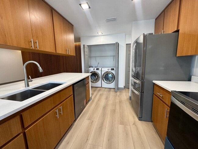 Building Photo - 2bd 2bath newly remodeled townhouse - Avai...