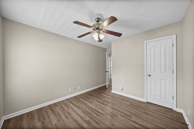 Building Photo - Pet Friendly Three Bedroom!