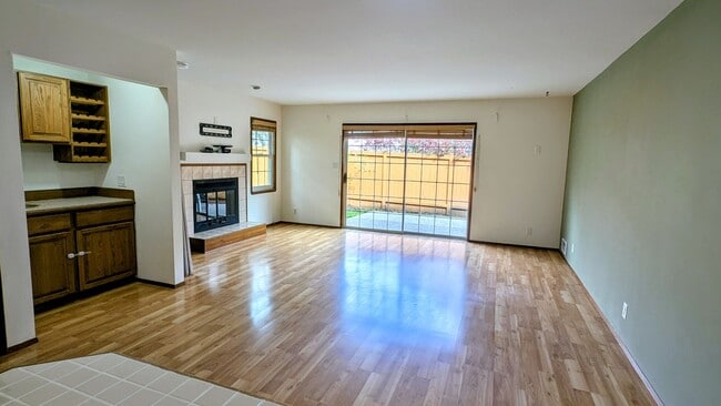 Building Photo - Spacious 3 Bedroom Townhome in Small Complex