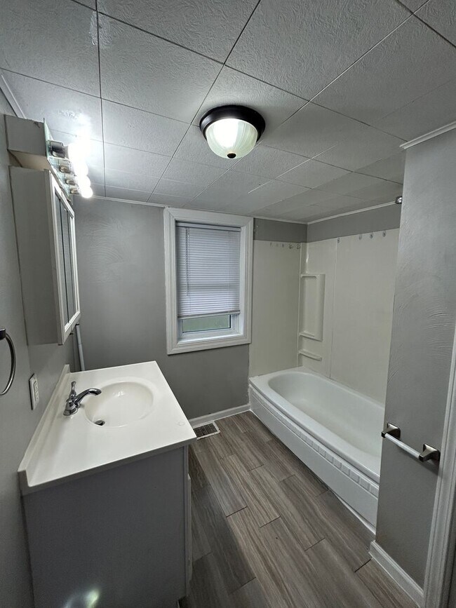 Building Photo - 3 bedroom 1 bath house in East Moline