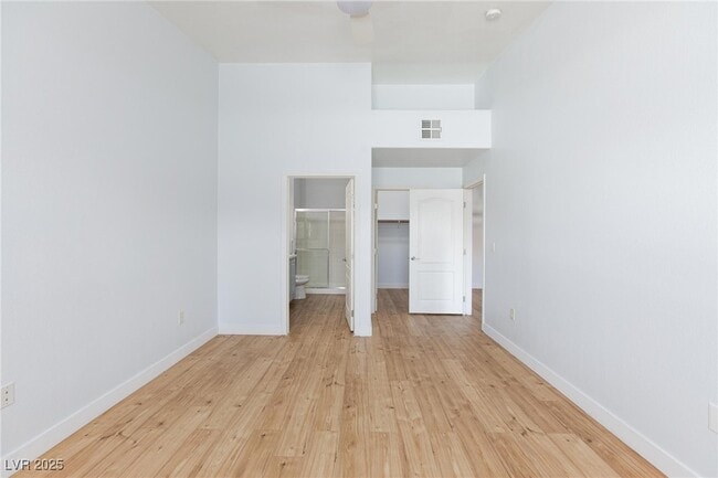 Building Photo - 2305 W Horizon Ridge Pkwy