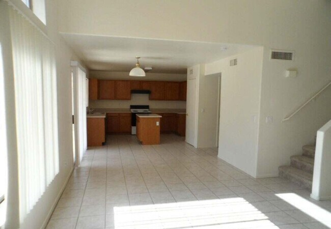 Building Photo - Great Open Floor Plan Near Stadium!