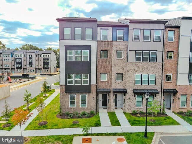 Building Photo - 10001 -B American Pharoah Ln