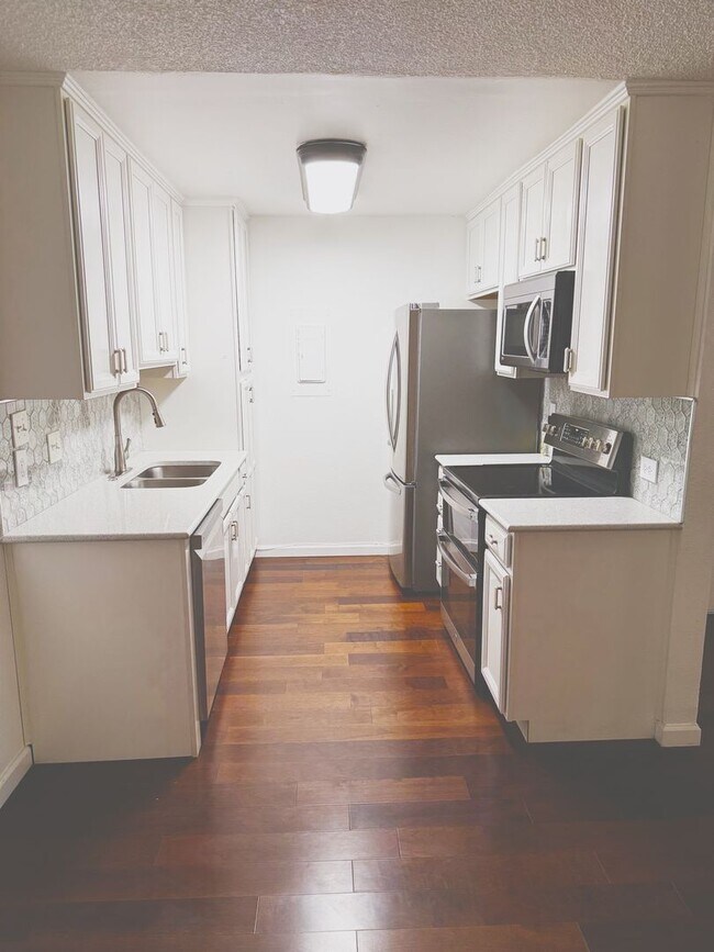 Building Photo - 1 Bed Condo in the heart of everything