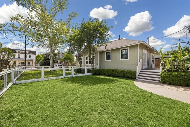 Building Photo - 623 Pecore St