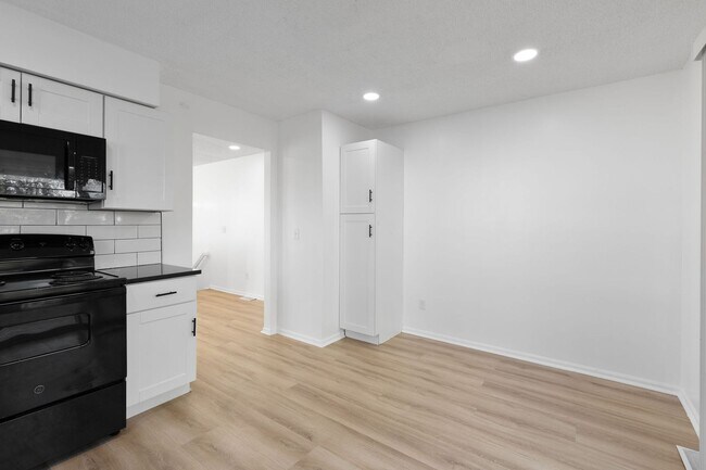 Building Photo - Just Listed! Step into one of the Northland’s most conveniently located gems!