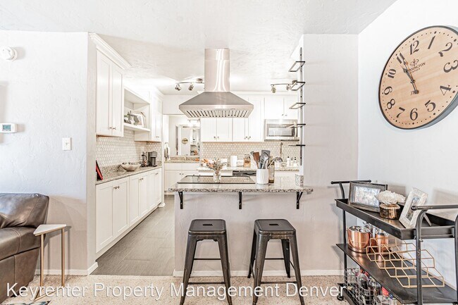 Building Photo - 2 br, 1 bath House - 700 N Washington St #207