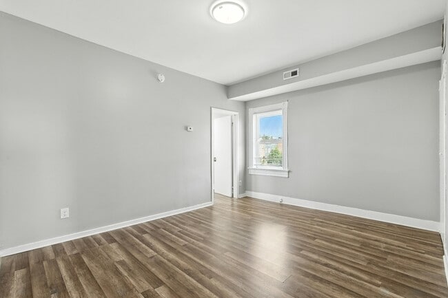 Building Photo - 1541 N Broadway