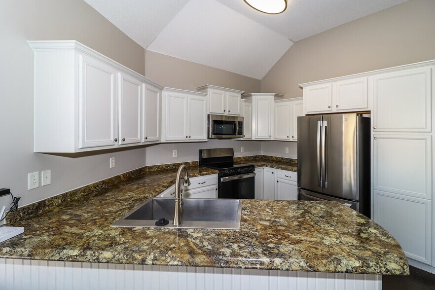 Building Photo - 300 Mossy Springs Dr