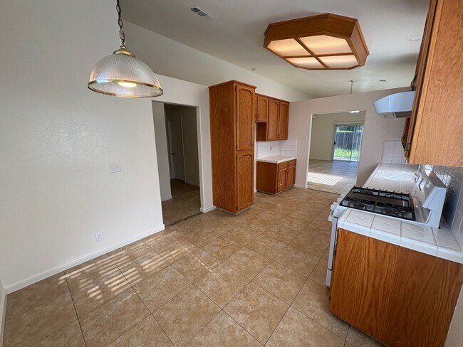 Building Photo - NE Visalia home Rent Ready!