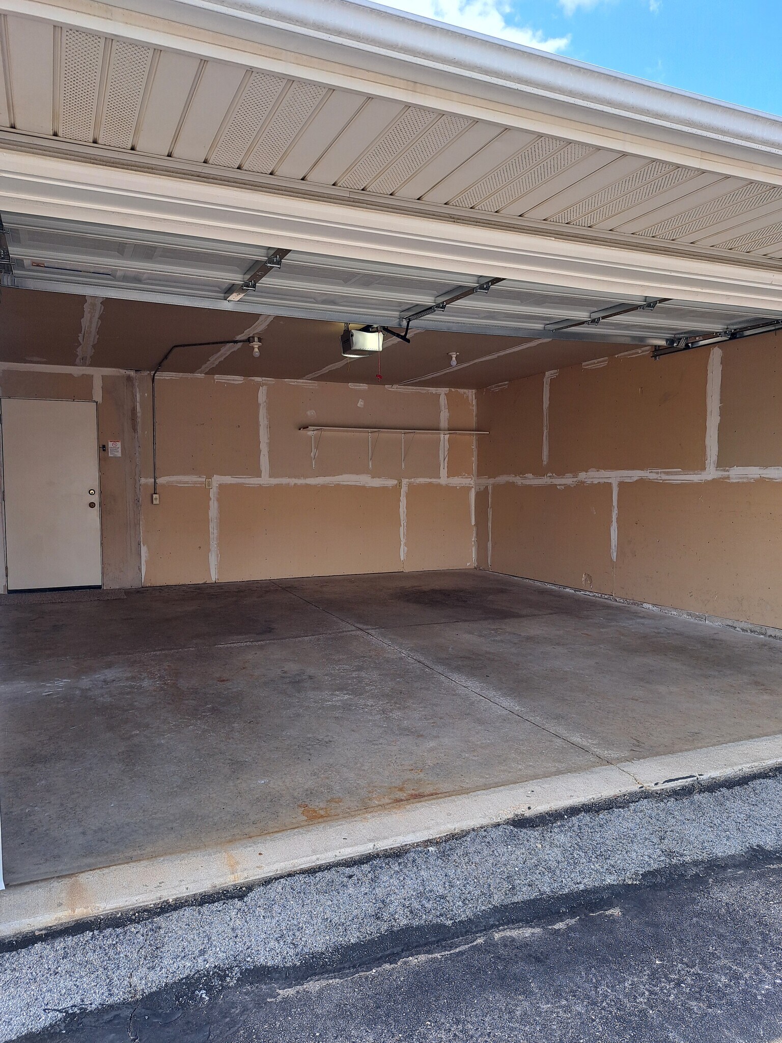 Building Photo - 586 Athletic Way