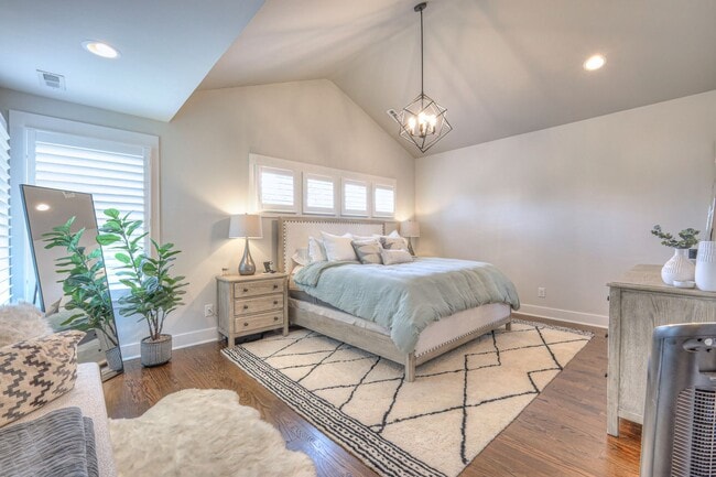 Building Photo - Luxurious 4BR Home Close to 12 South
