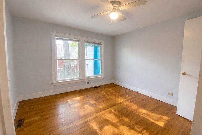 Building Photo - 832 S Bois D Arc Ave