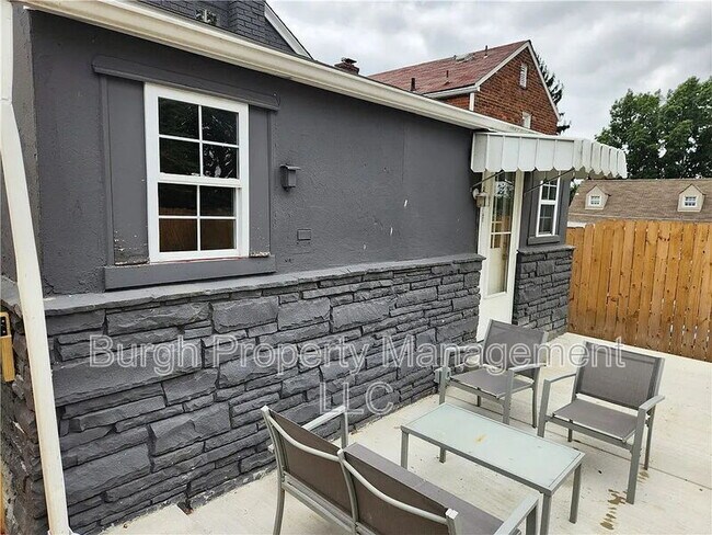 Building Photo - 331 Redwood St