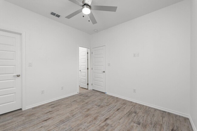 Building Photo - 2325 N Vly Cir