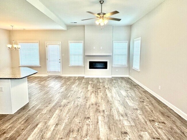 Building Photo - TuckerLanding5592