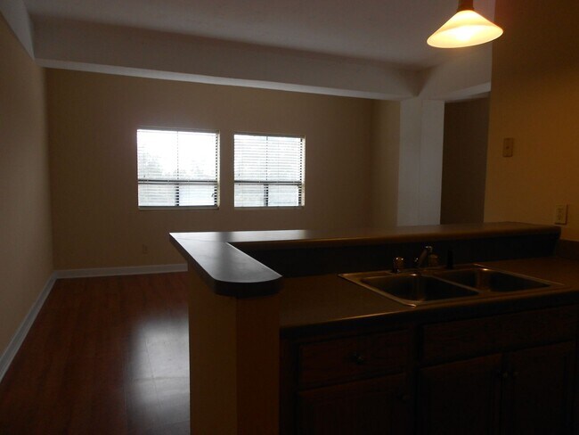 Building Photo - Cozy 2 Bedroom Apartment - Walk to UGA Cam...