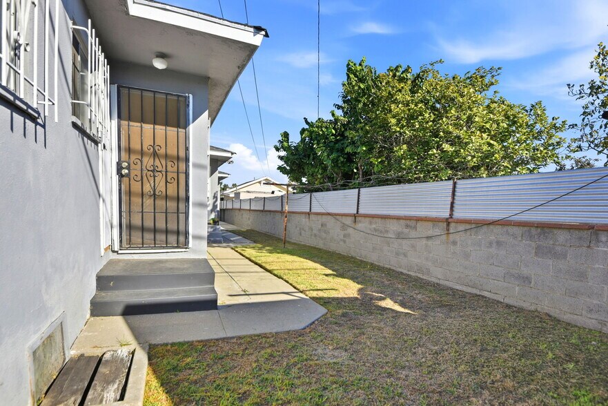 Building Photo - 1112 W 92nd St