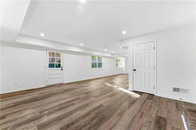 Building Photo - 1715 Crestline Dr NE