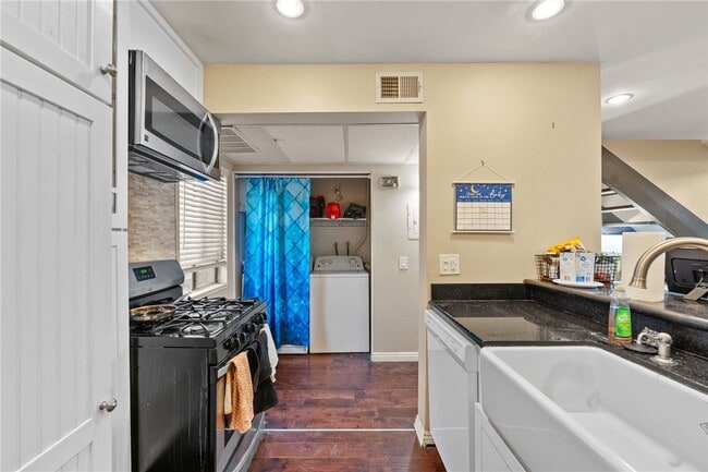 Building Photo - 10614 Shoreline Dr