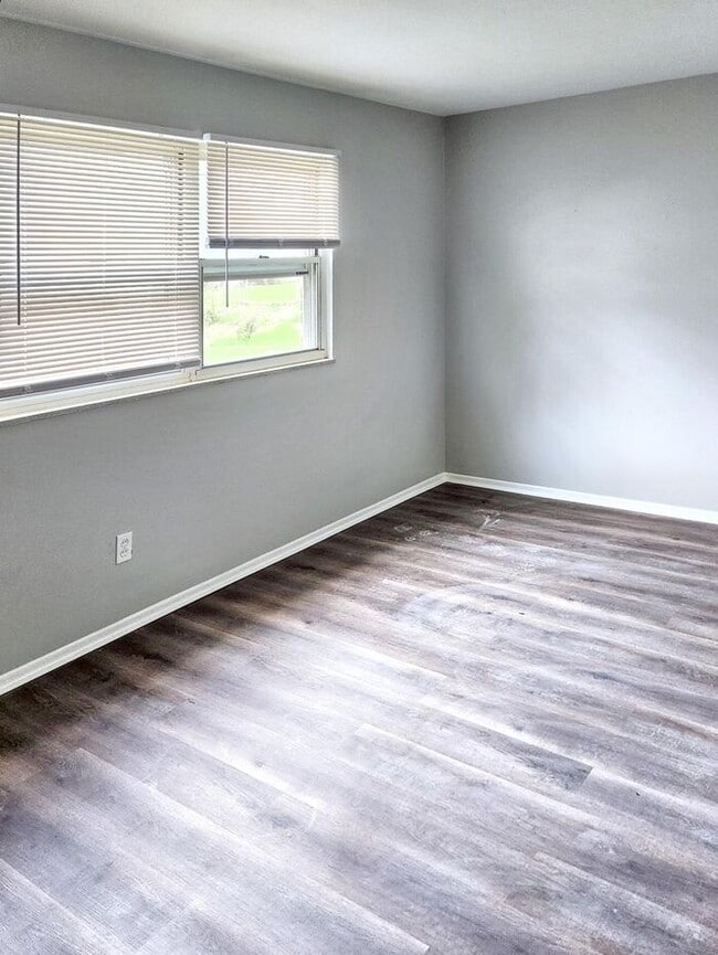 Building Photo - Charming 3-Bedroom Home with Fenced Yard /...