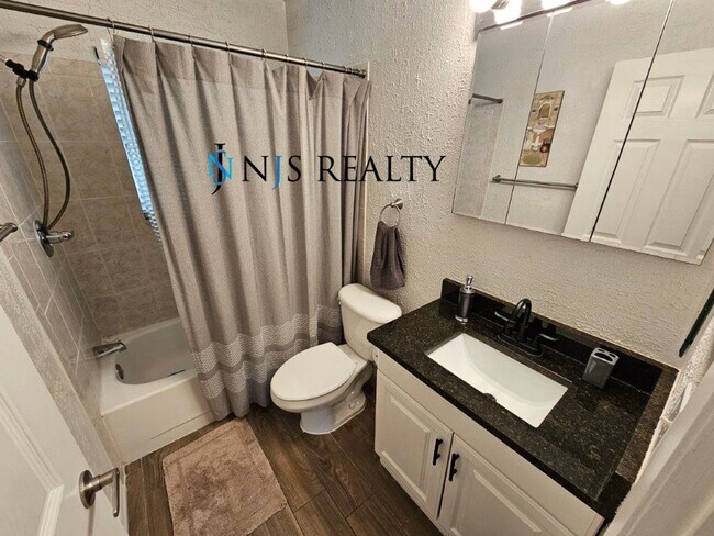 Building Photo - BEAUTIFUL 3/2/2 1400 Sq. Ft. with HUGE yar...