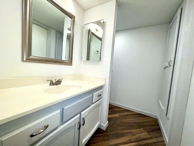 Building Photo - Gated community with a pool, 2 bed 1 bath $975 rent.