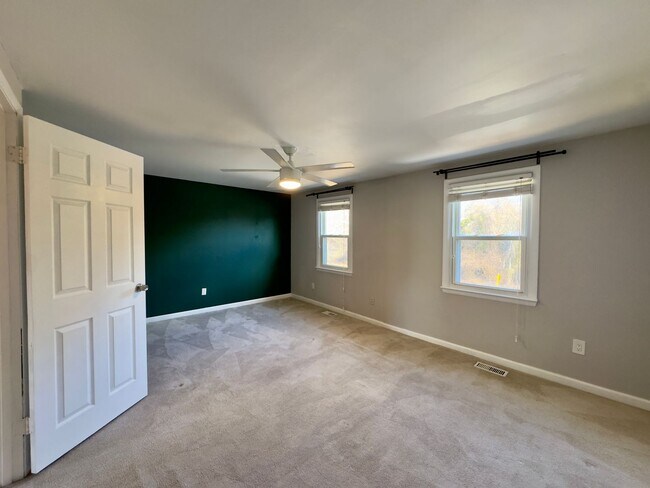Building Photo - Charming 2 Bedroom/1.5 Bathroom Townhome in Nottingham, MD!