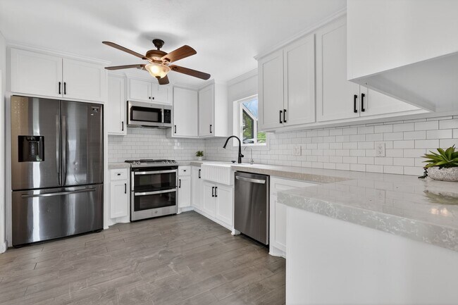 Building Photo - 417 W Hillary Cir