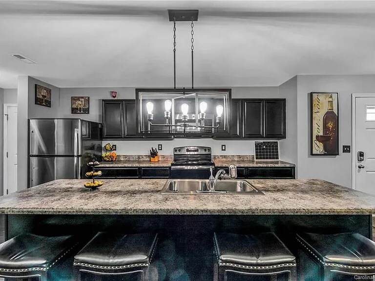 Building Photo - 1635 Hooper Court