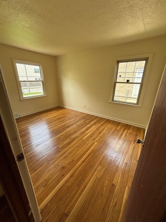 Building Photo - HUGE NICE 3BR SINGLE FAMILY HOME, PARKING,...
