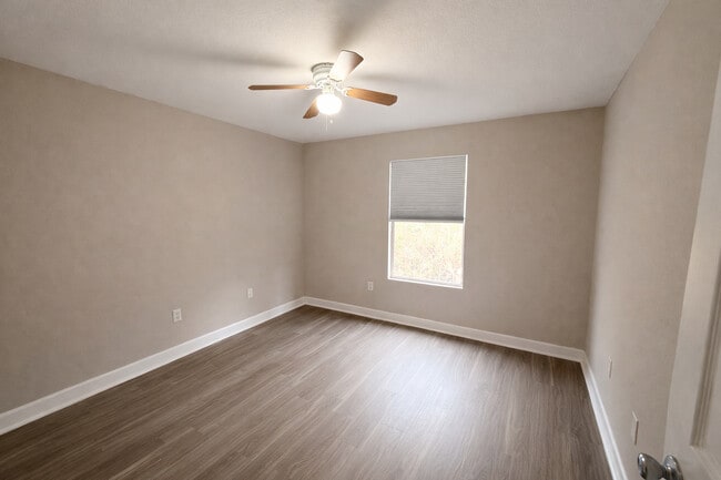 Building Photo - 4708 Golfview Blvd