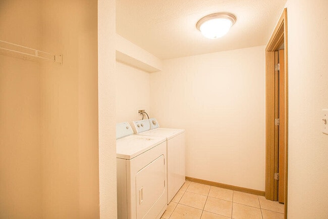 Building Photo - 5303 Silver Mill Dr