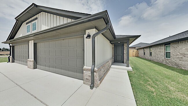 Building Photo - 2 Bedroom 2 Bathroom 2 Car Garage Duplex close to Broadway Extension, a short distance from Edmon...