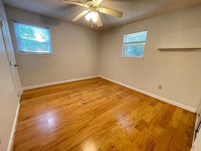 Building Photo - Sweet Spot in Carrboro! Inviting, updated 3br 2ba condo...Walk to Weaver St. & minutes to UNC
