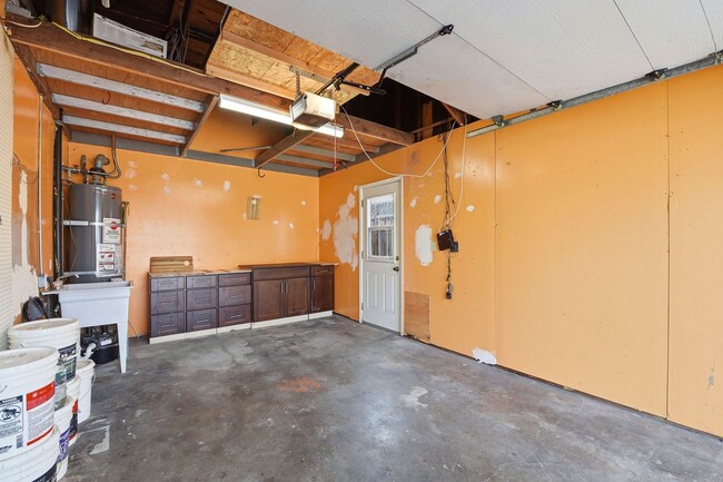 Building Photo - Sunning 3BD/3BA w/Bonus Room and Private Yard