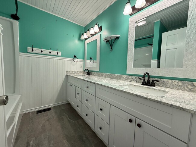 Building Photo - 3 Bedroom 3 Bathroom Home in Kingsport, TN