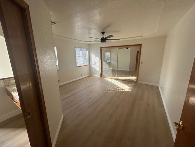 Building Photo - 6010 W Cambridge Ave