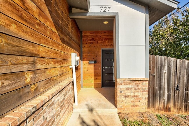 Building Photo - Modern 3-Bedroom Duplex Near OU Health Center and Okana Resort