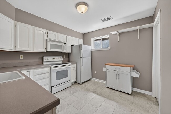 Building Photo - 1625 S Barton St