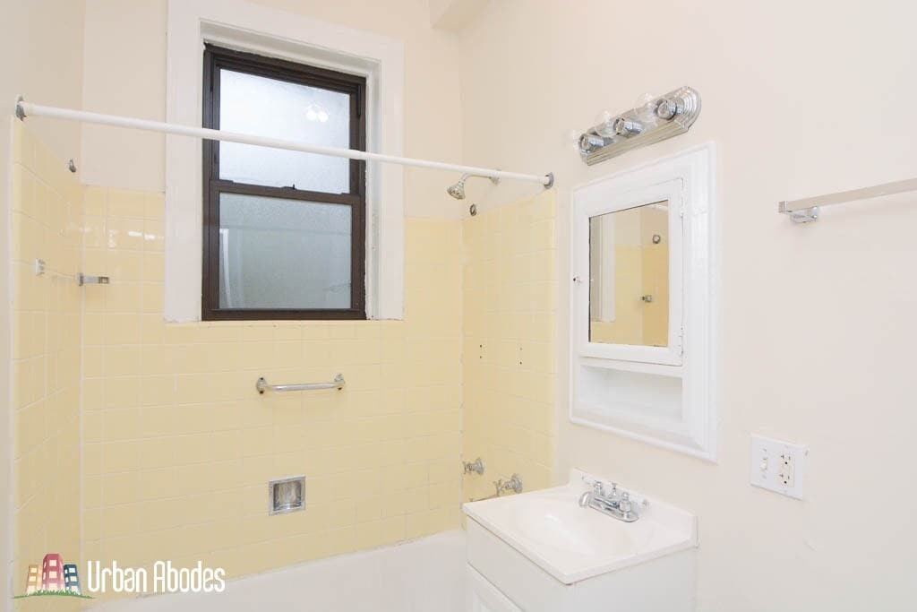 Building Photo - 4552 N Damen Ave