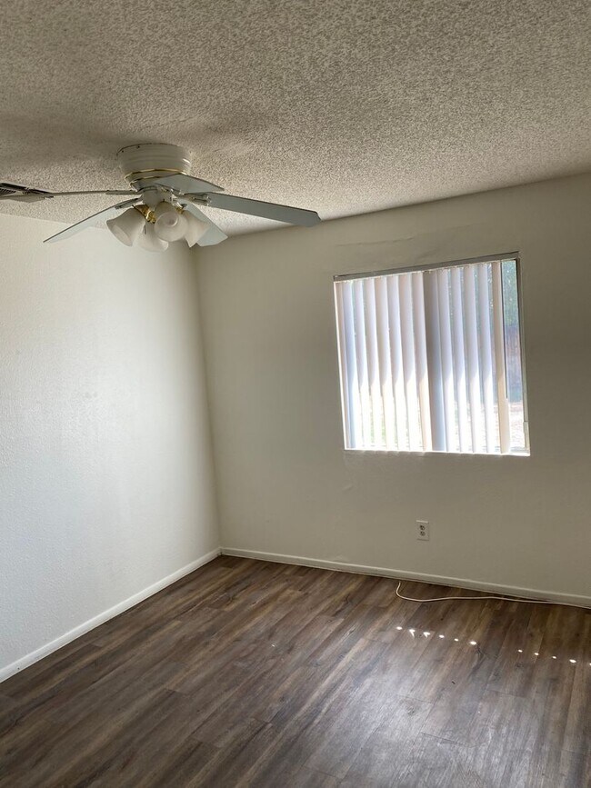 Building Photo - 5233 W Altadena Ave