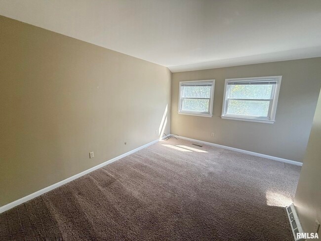 Building Photo - 6828 N Bobolink Rd