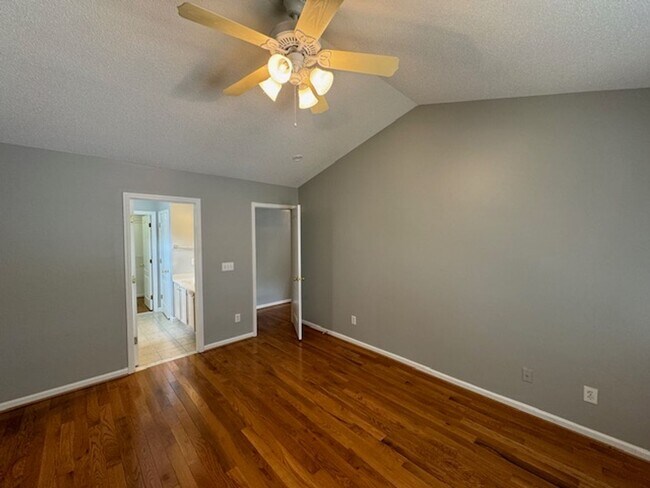 Building Photo - Pre-lease now for August!