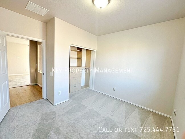 Building Photo - 3 BEDROOM 2 BATH 2 CAR GARAGE CONDO IN GAT...