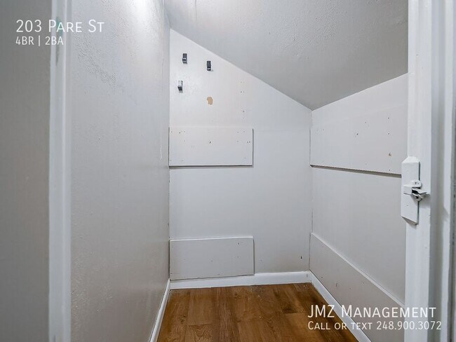 Building Photo - 203 Pare St