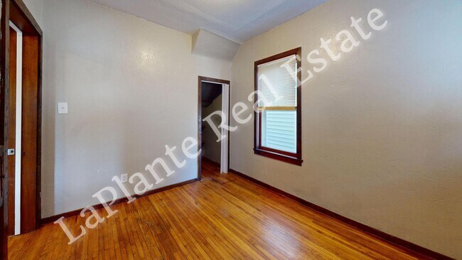 Building Photo - Welcome to this charming 3-bedroom, 1-bath...