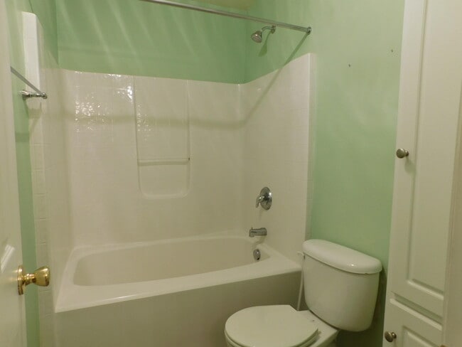 Building Photo - 135 Photinia Dr